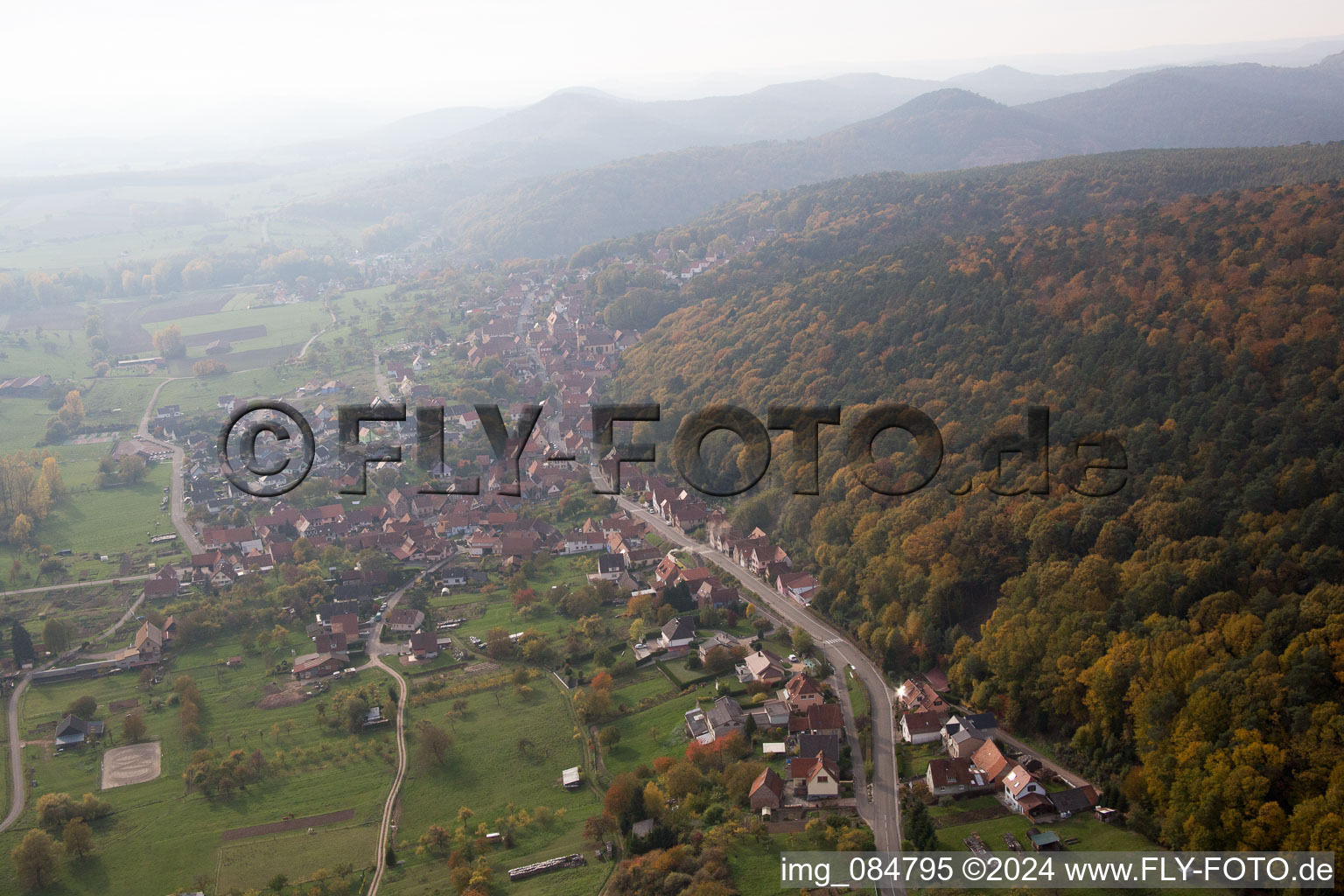 Vue aérienne de Offwiller dans le département Bas Rhin, France