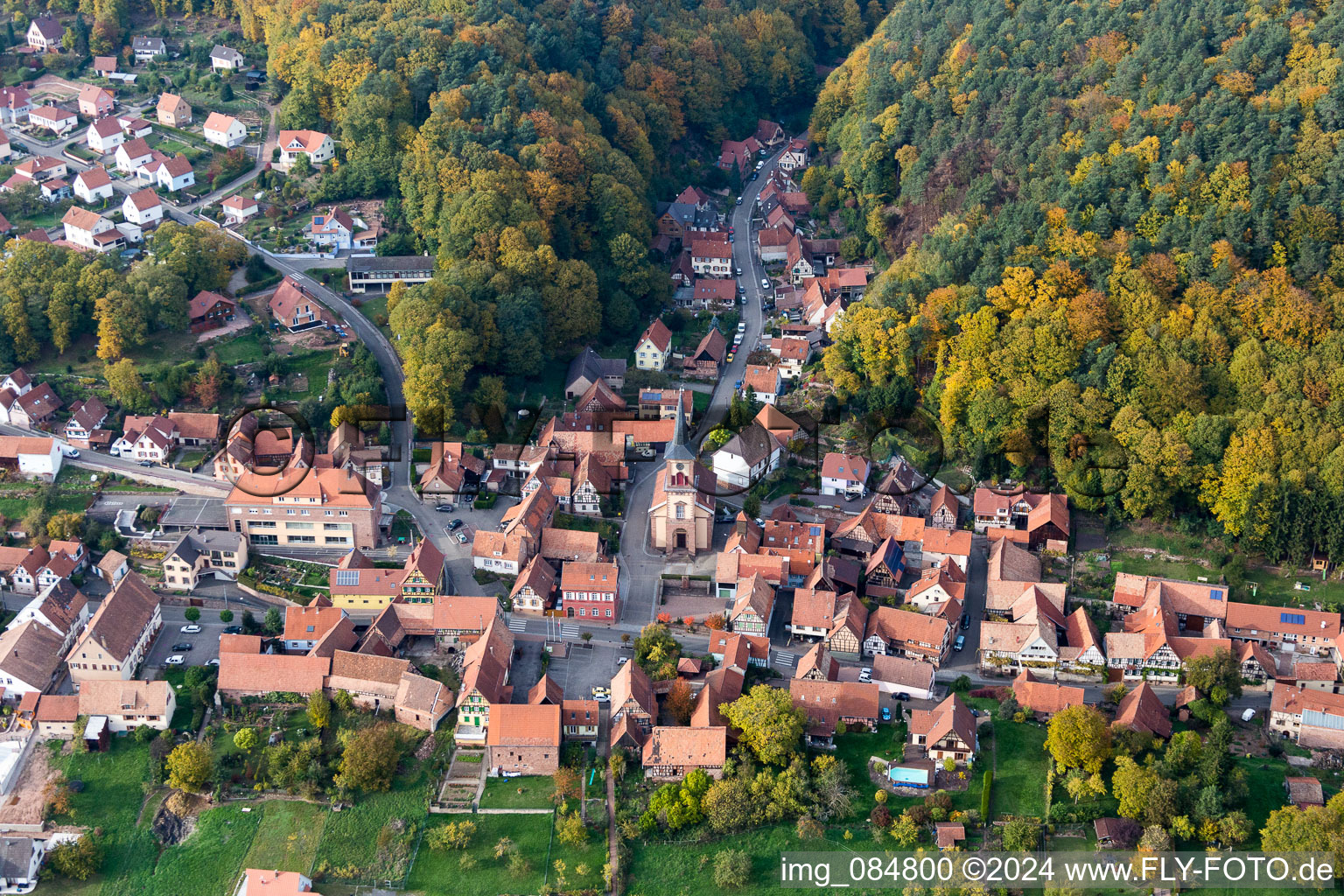 Vue aérienne de Église Protestante d'Offwiller au centre du village à Offwiller dans le département Bas Rhin, France