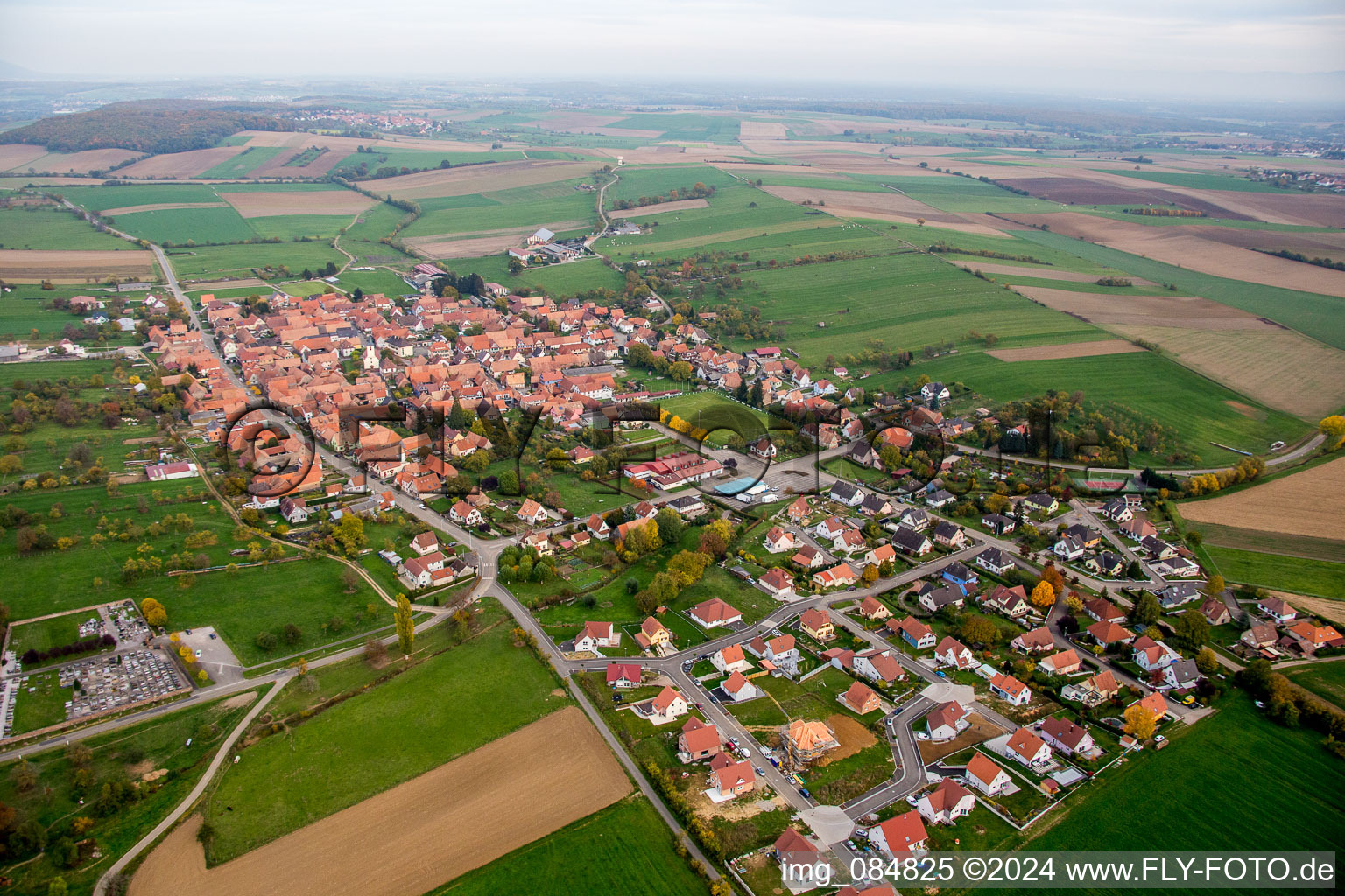 Vue aérienne de Champs agricoles et surfaces utilisables à Uhrwiller dans le département Bas Rhin, France