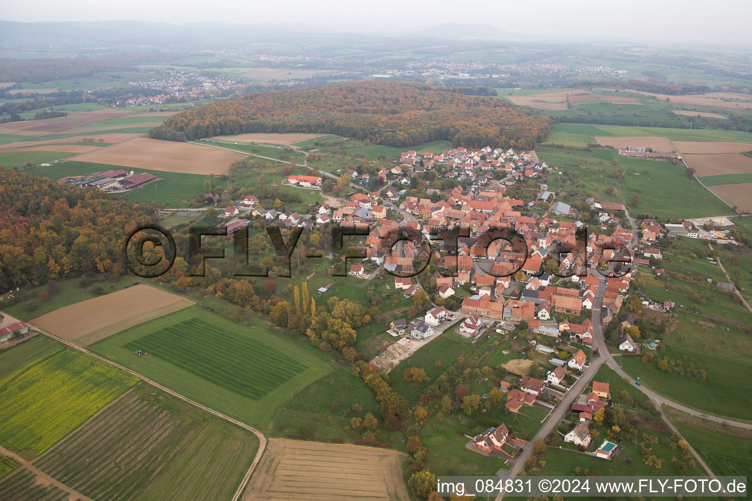 Vue aérienne de Champs agricoles et surfaces utilisables à Engwiller dans le département Bas Rhin, France