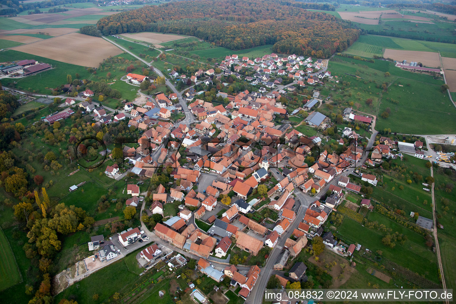 Vue aérienne de Champs agricoles et surfaces utilisables à Engwiller dans le département Bas Rhin, France