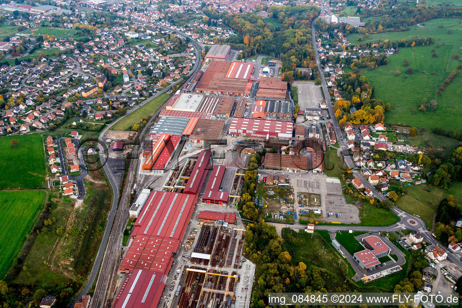 Vue aérienne de Locaux de l'usine Alstom Transport Reichshoffen à Reichshoffen dans le département Bas Rhin, France