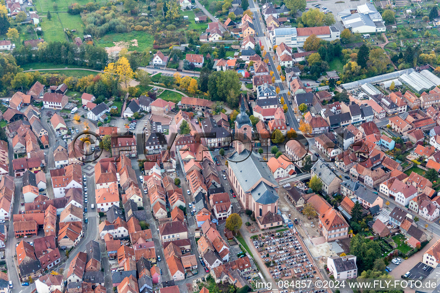 Vue aérienne de Bâtiment religieux de la Paroisse Protestante à Reichshoffen dans le département Bas Rhin, France