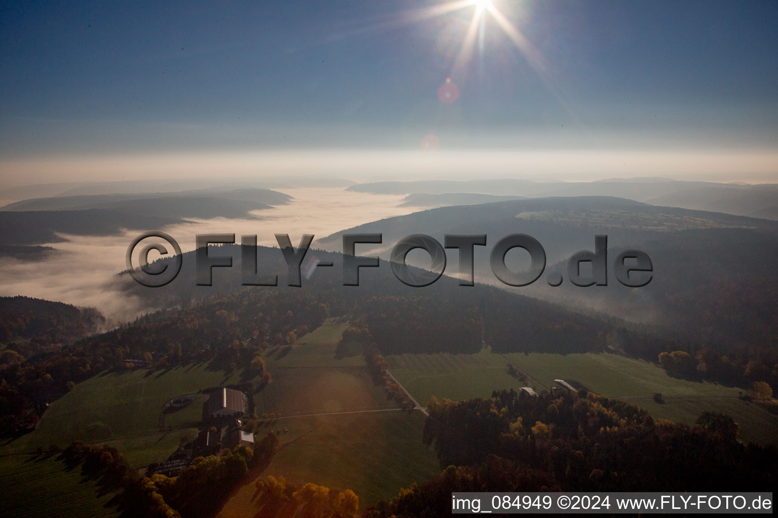 Vue aérienne de Paysage forestier et montagneux de l'Odenwald dans la brume matinale à le quartier Gönz in Weilbach dans le département Bavière, Allemagne