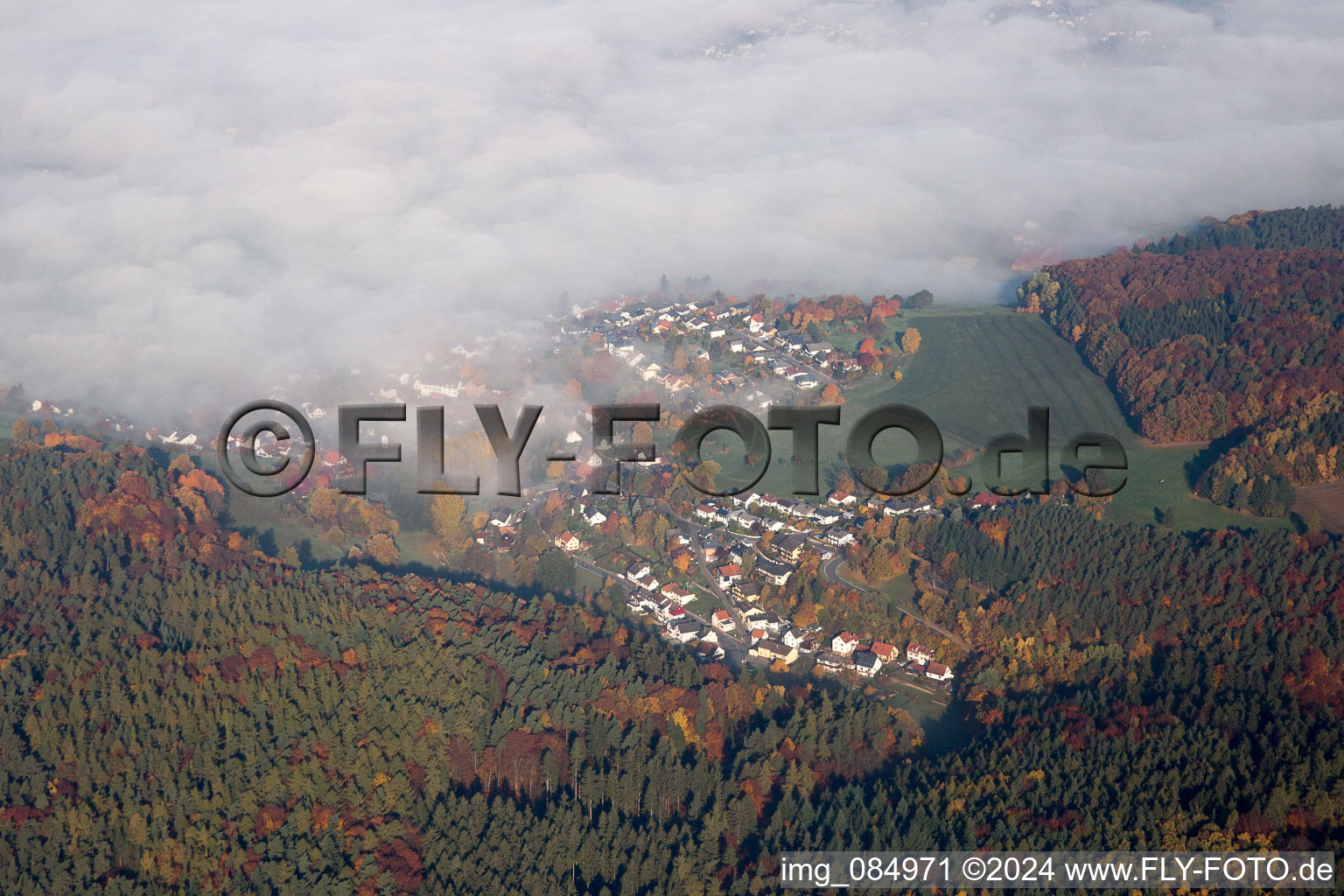 Vue aérienne de Dans la brume du matin à Erbach dans le département Hesse, Allemagne