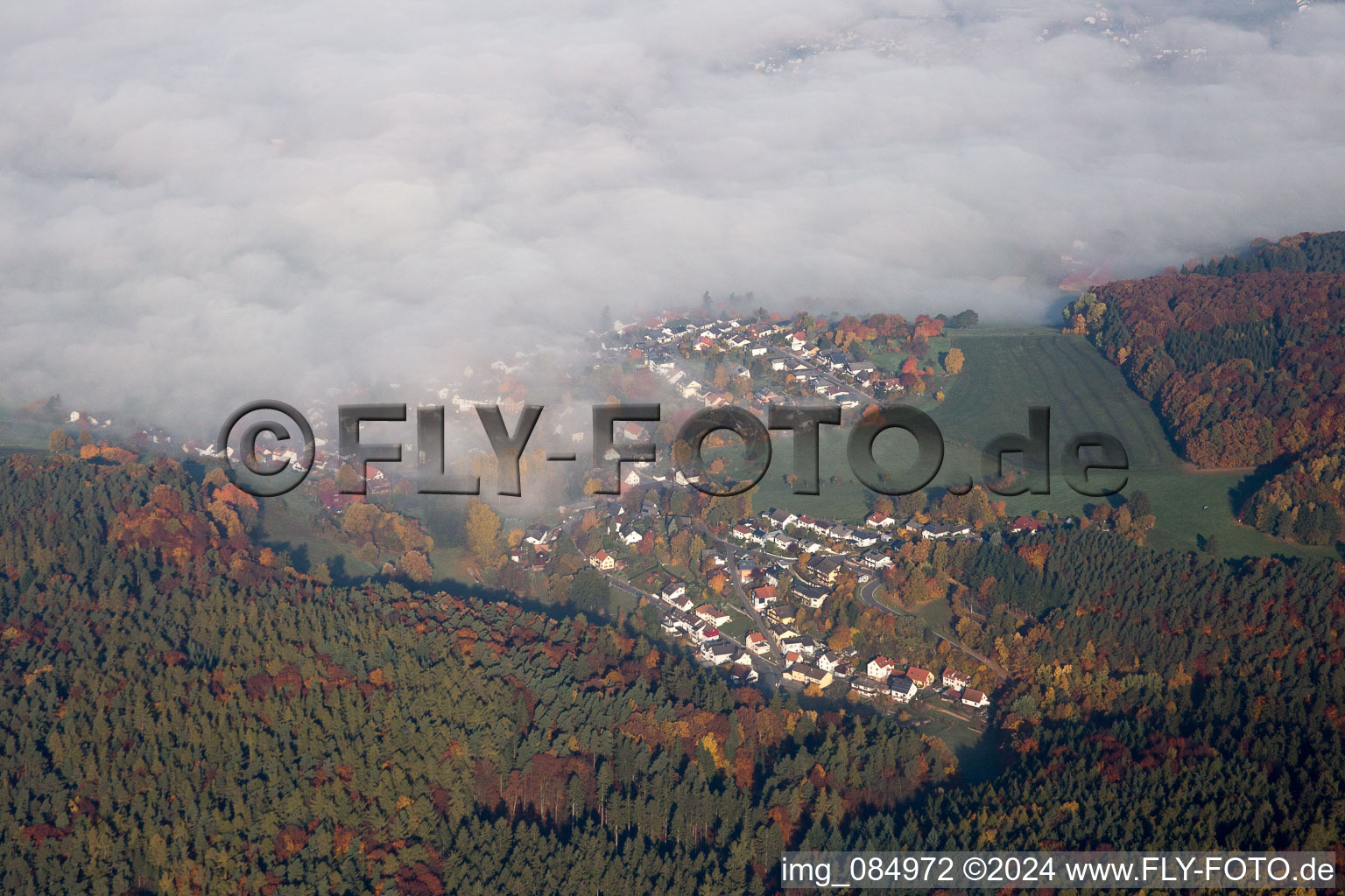 Vue aérienne de Dans la brume du matin à Erbach dans le département Hesse, Allemagne