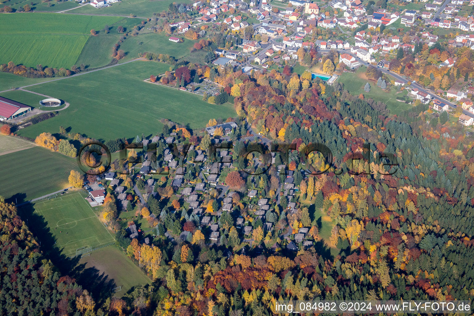 Vue aérienne de Complexe de maisons de vacances près du terrain de sport à Vielbrunn à le quartier Vielbrunn in Michelstadt dans le département Hesse, Allemagne