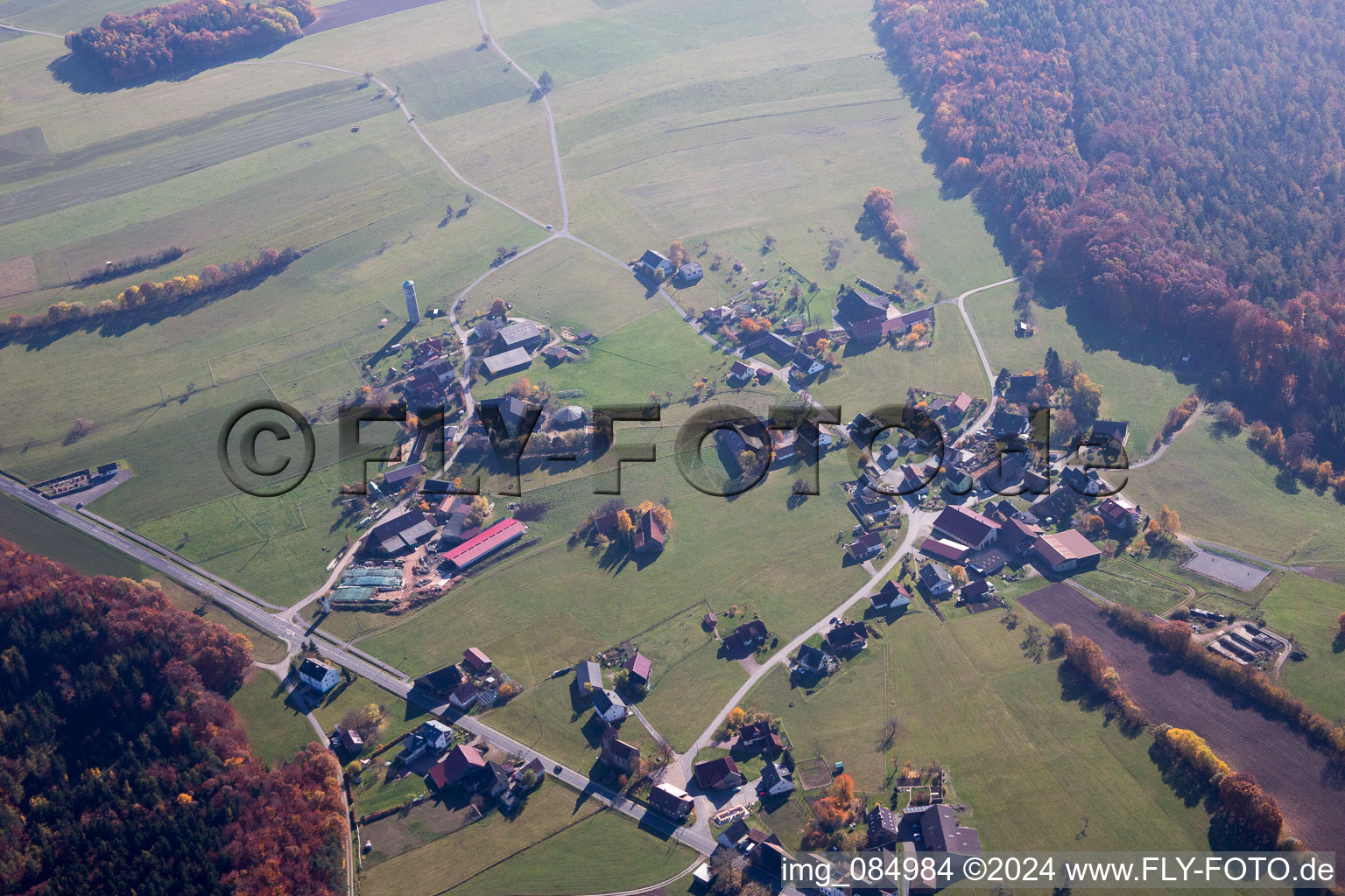 Vue aérienne de Quartier Boxbrunn im Odenwald in Amorbach dans le département Bavière, Allemagne