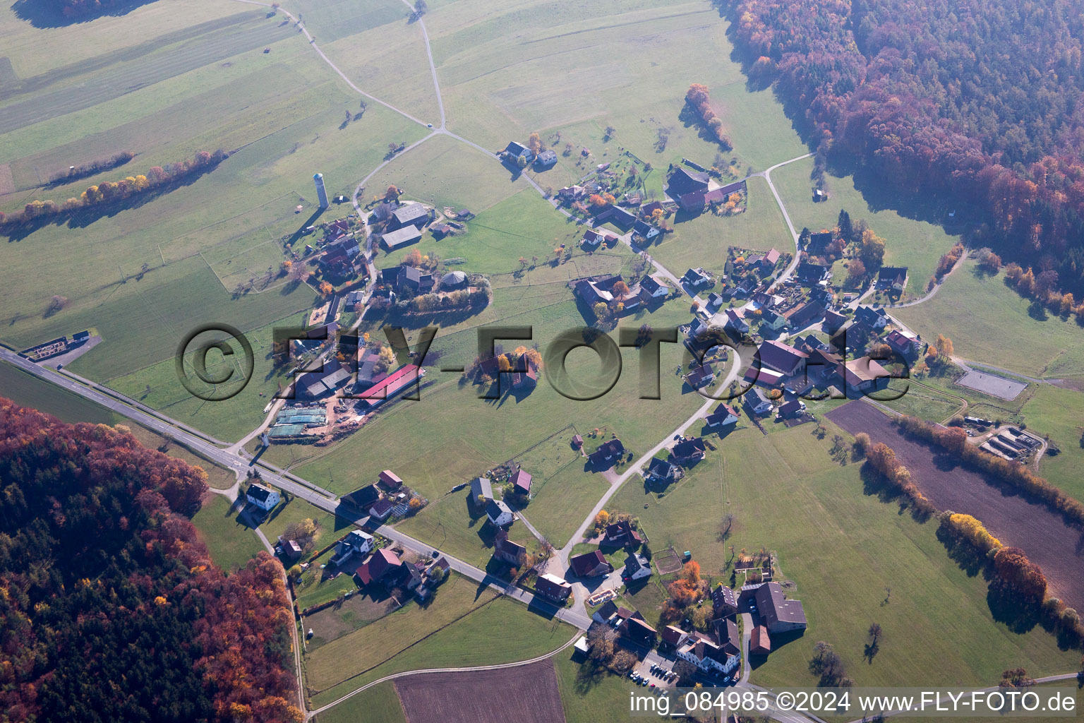 Vue aérienne de Vue sur le village à le quartier Boxbrunn im Odenwald in Amorbach dans le département Bavière, Allemagne