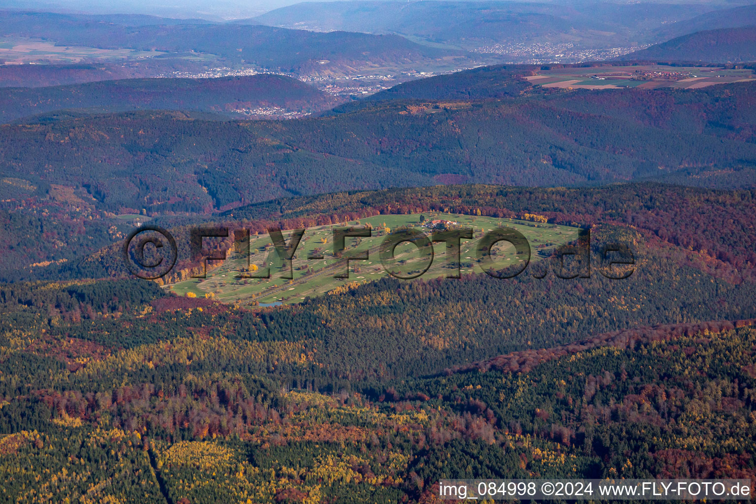 Vue aérienne de Terrain de golf Gut Sansenhof eV à le quartier Gönz in Weilbach dans le département Bavière, Allemagne