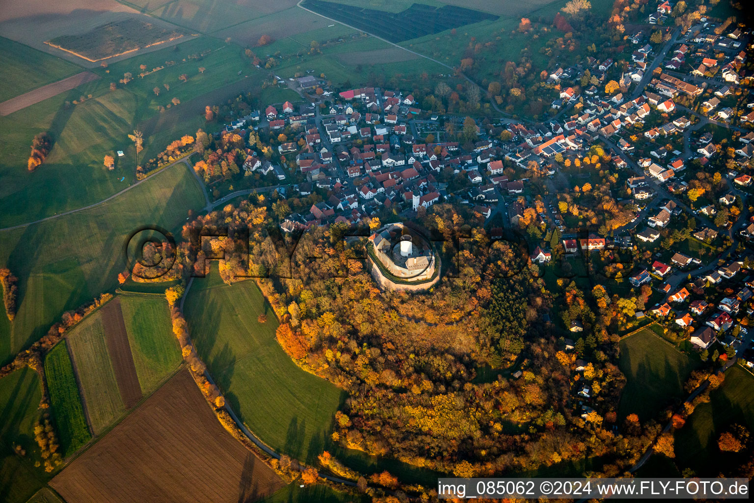 Vue aérienne de Complexe de châteaux de la forteresse Otzberg aux couleurs automnales en Hering à le quartier Hering in Otzberg dans le département Hesse, Allemagne