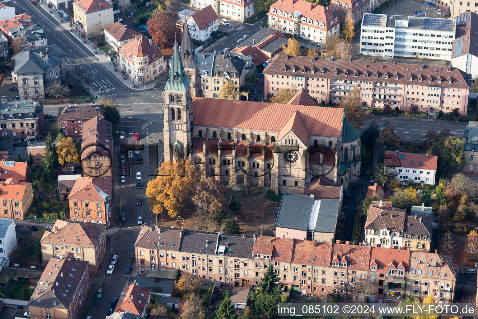 Vue aérienne de Bâtiment d'église dans le centre historique du centre-ville à Landau in der Pfalz dans le département Rhénanie-Palatinat, Allemagne