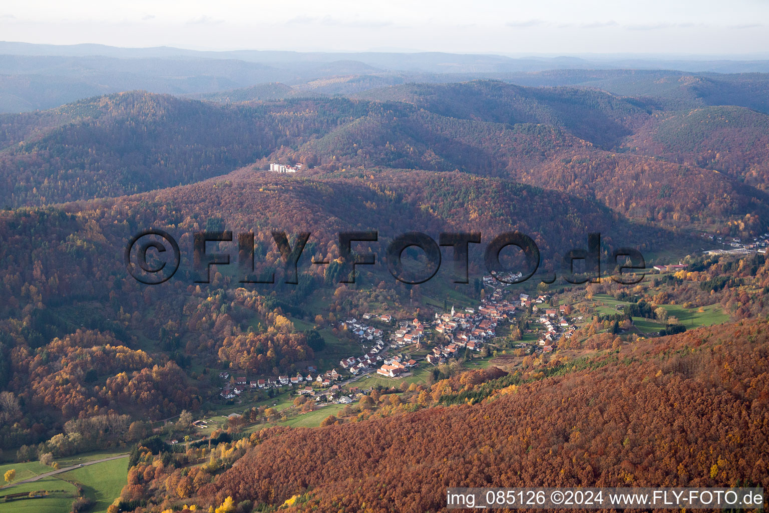 Vue aérienne de Du sud-est à Dernbach dans le département Rhénanie-Palatinat, Allemagne