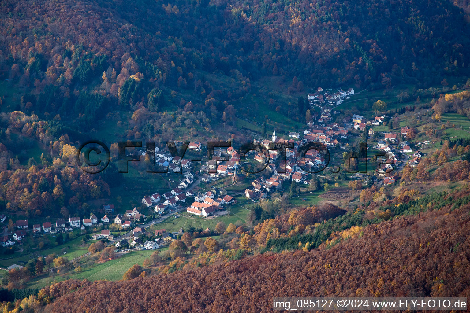 Vue aérienne de Du sud-est à Dernbach dans le département Rhénanie-Palatinat, Allemagne