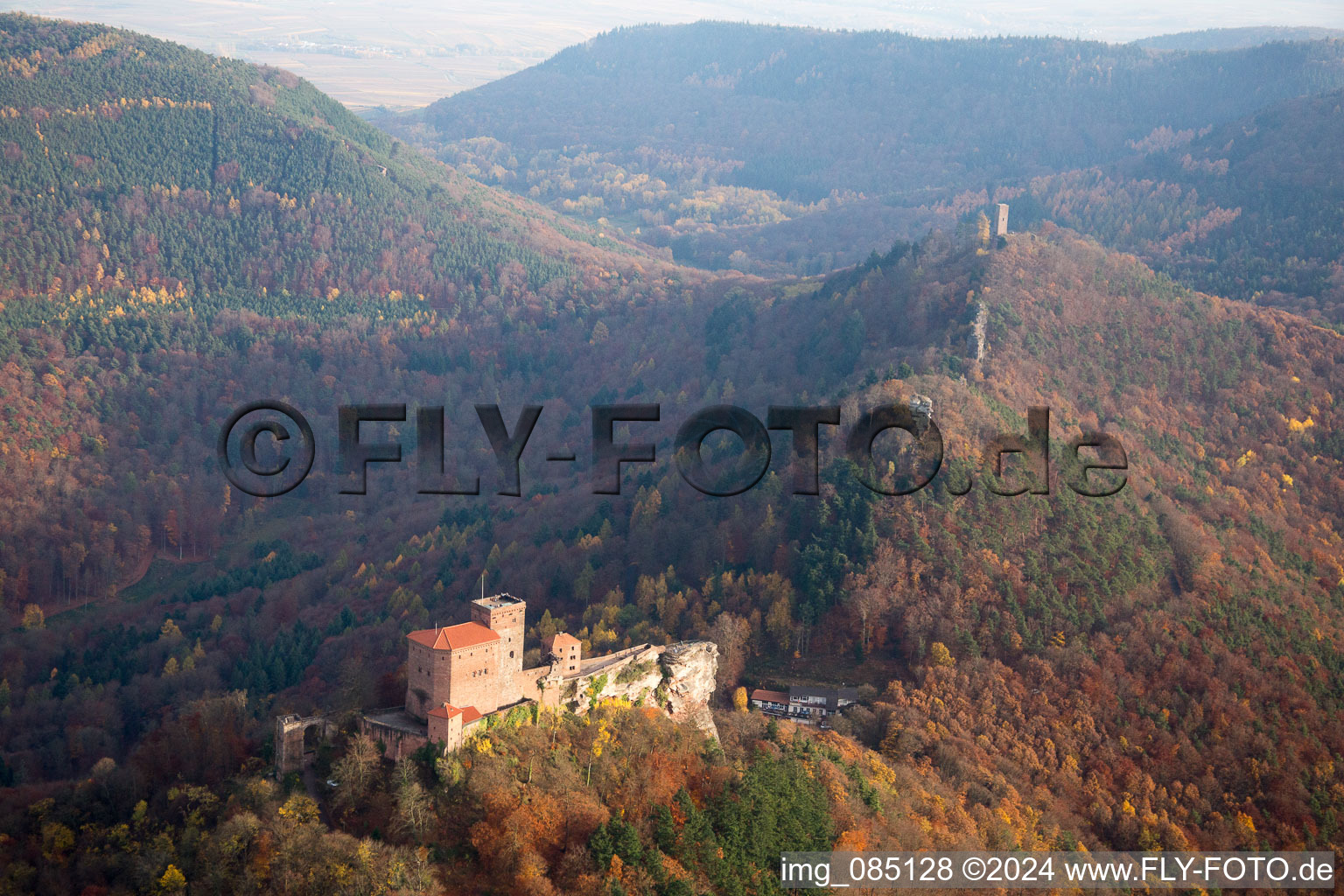 Vue aérienne de Complexe du château de Veste Burg Trifels à Annweiler am Trifels dans le département Rhénanie-Palatinat, Allemagne