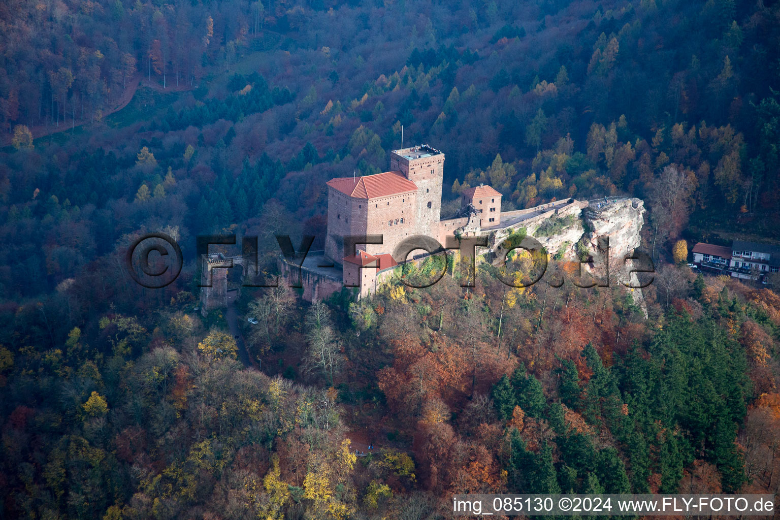 Château de Trifels à Annweiler am Trifels dans le département Rhénanie-Palatinat, Allemagne hors des airs