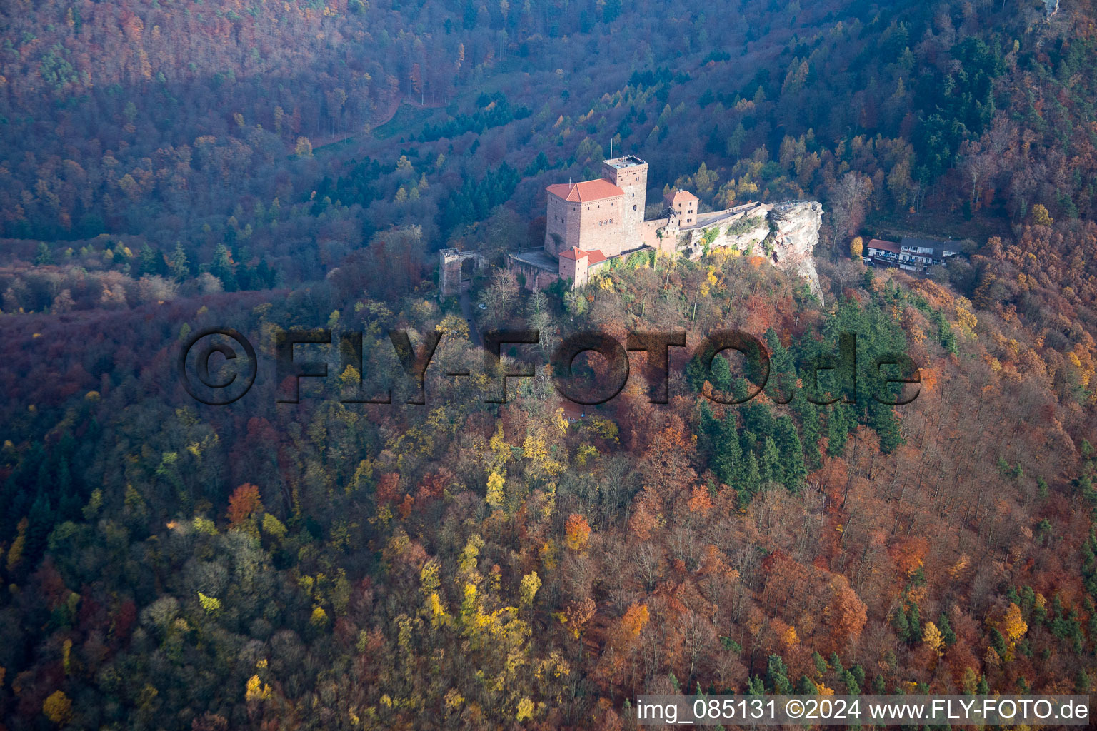 Château de Trifels à Annweiler am Trifels dans le département Rhénanie-Palatinat, Allemagne vue d'en haut