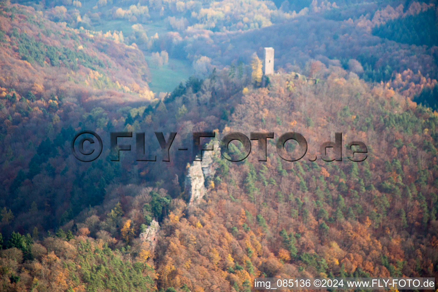 Château de Trifels à Annweiler am Trifels dans le département Rhénanie-Palatinat, Allemagne depuis l'avion