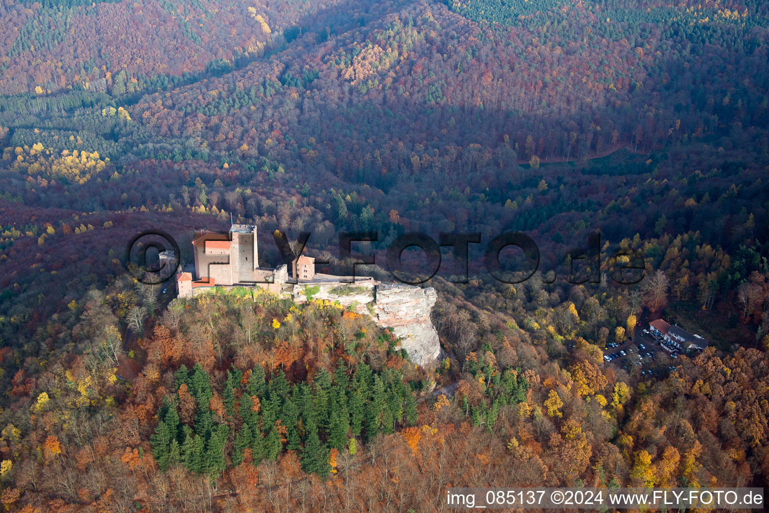 Vue d'oiseau de Château de Trifels à Annweiler am Trifels dans le département Rhénanie-Palatinat, Allemagne