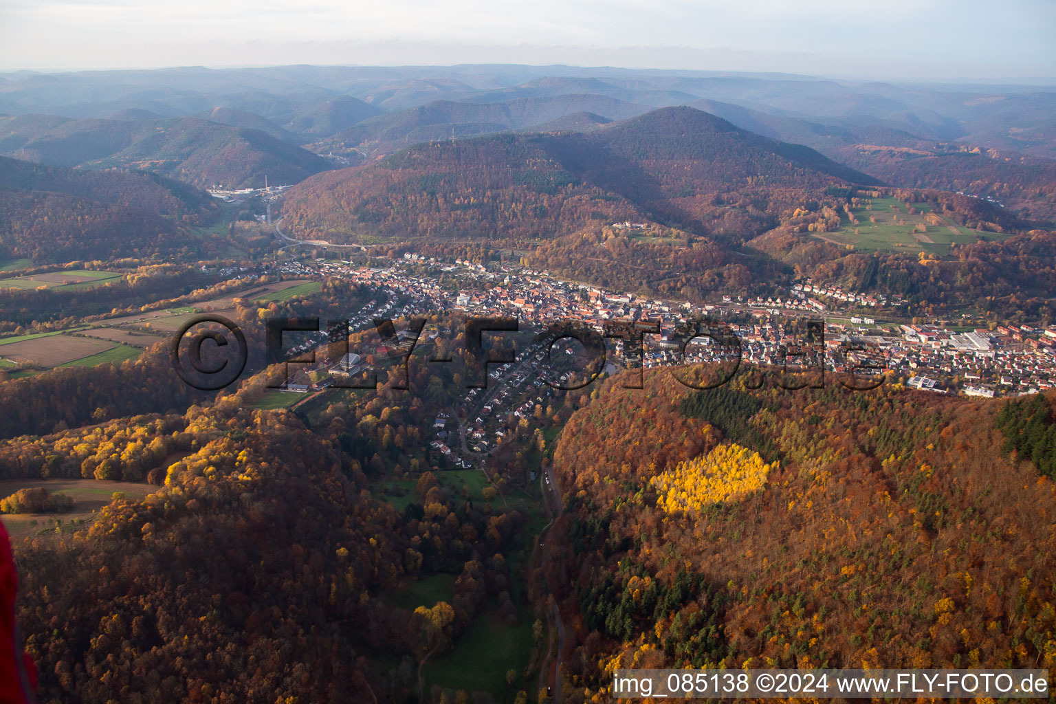 Vue aérienne de Quartier Bindersbach in Annweiler am Trifels dans le département Rhénanie-Palatinat, Allemagne