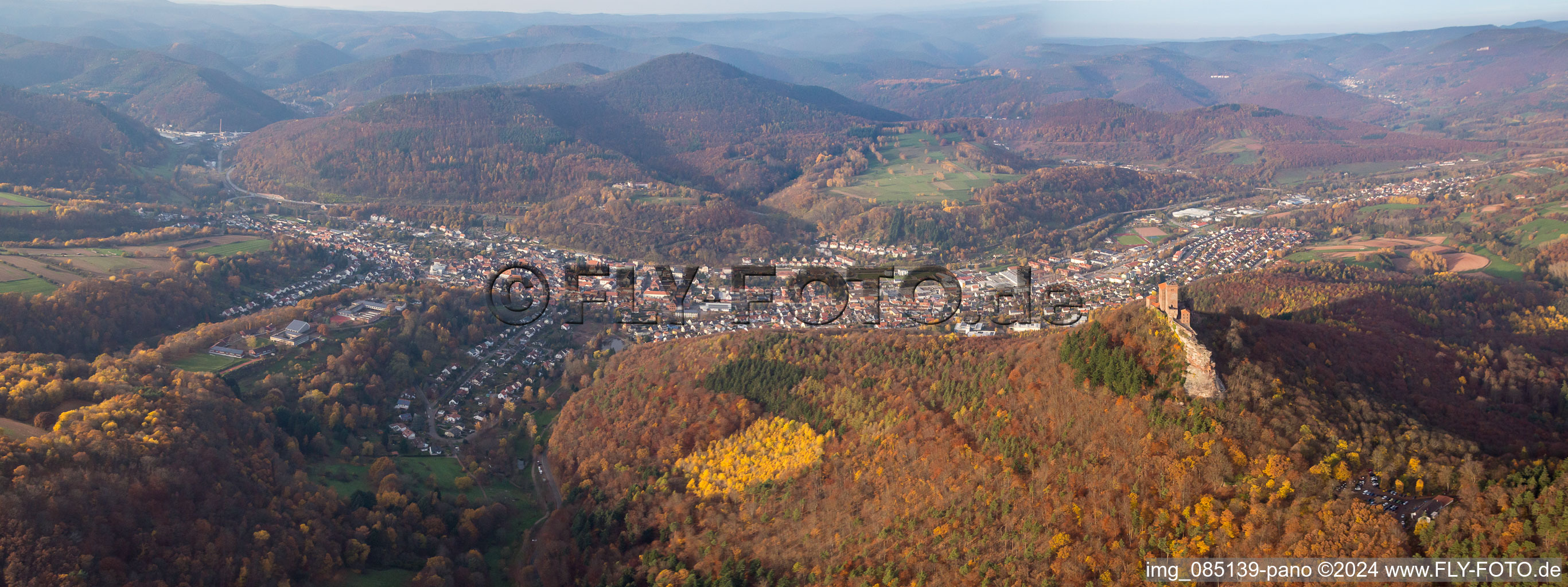 Vue aérienne de Château panoramique de Trifels au-dessus du Queichtal à le quartier Bindersbach in Annweiler am Trifels dans le département Rhénanie-Palatinat, Allemagne