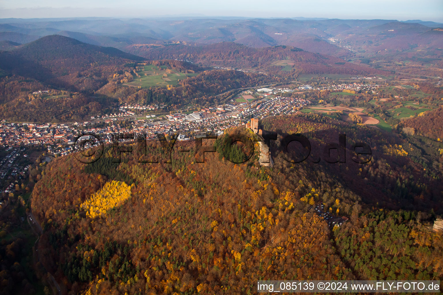 Vue oblique de Château de Trifels à le quartier Bindersbach in Annweiler am Trifels dans le département Rhénanie-Palatinat, Allemagne