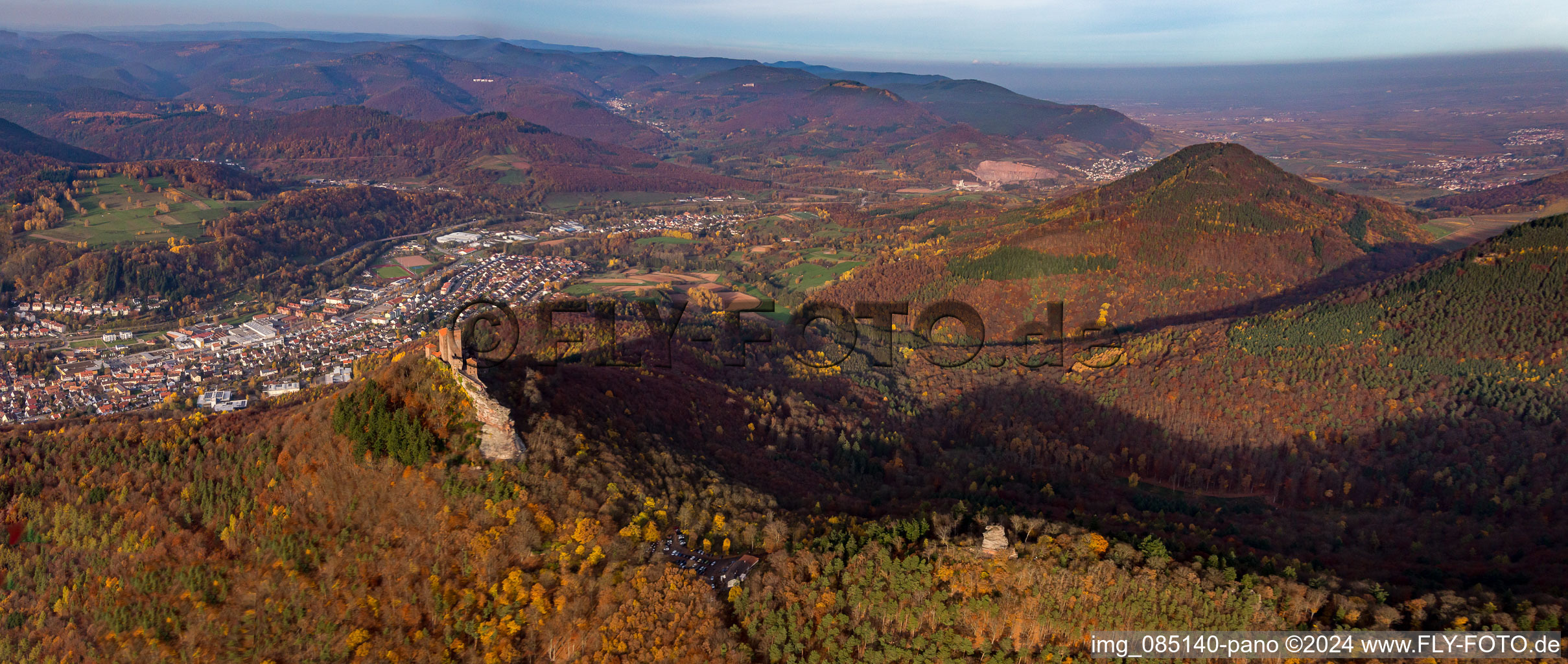 Château de Trifels à Annweiler am Trifels dans le département Rhénanie-Palatinat, Allemagne vue du ciel