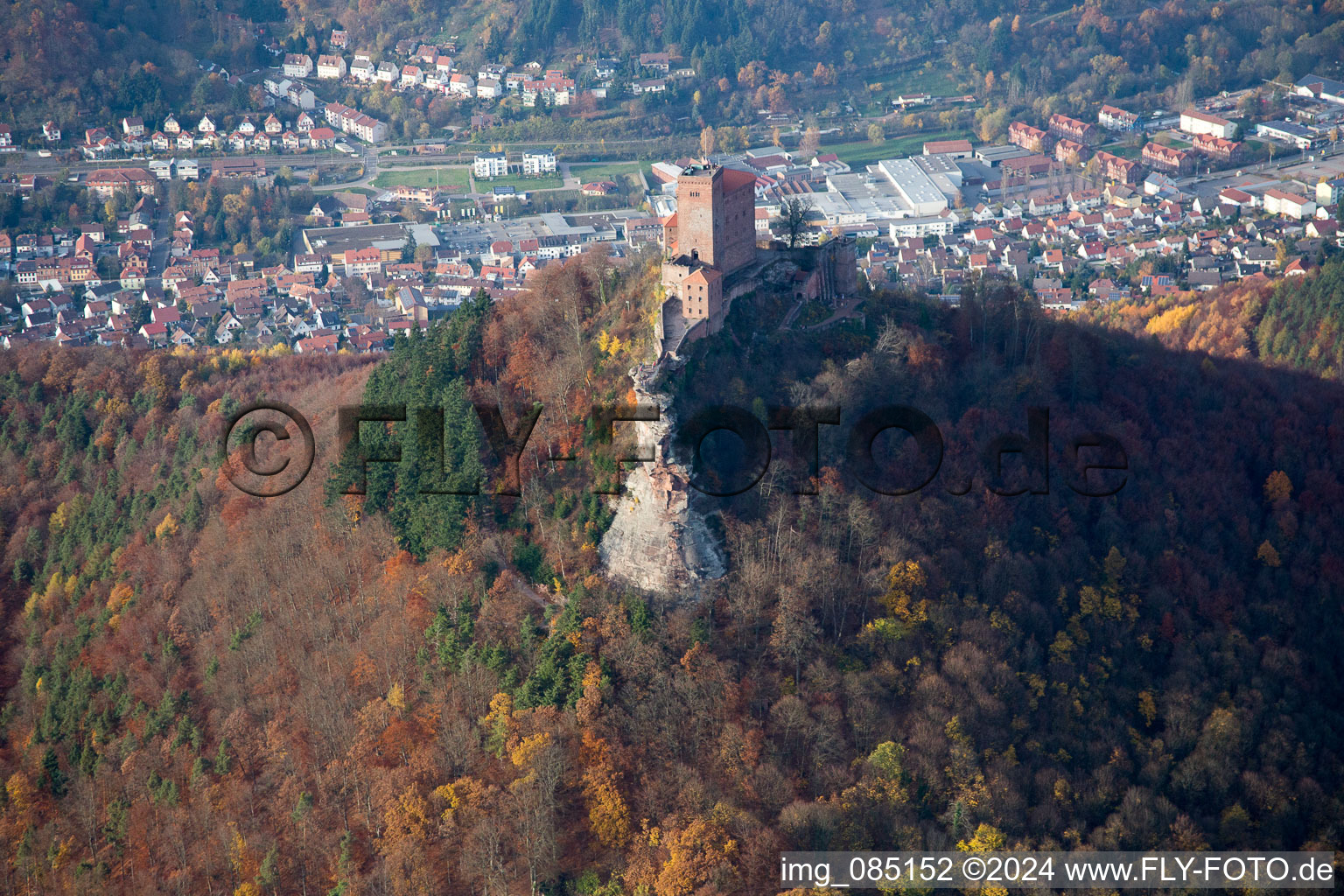 Vue aérienne de Trifels escalade le rocher à Annweiler am Trifels dans le département Rhénanie-Palatinat, Allemagne