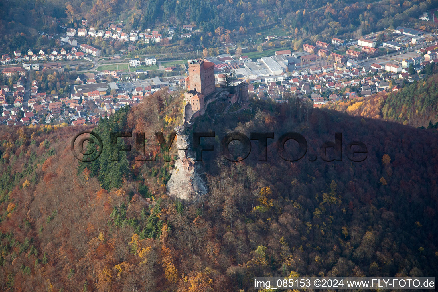 Vue aérienne de Trifels escalade le rocher à Annweiler am Trifels dans le département Rhénanie-Palatinat, Allemagne