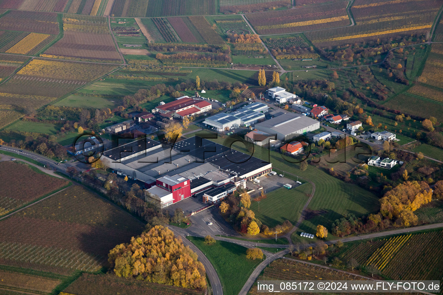 Vue aérienne de Complexe d'entrepôts dans la zone commerciale Großkelterei Kleine Kalmit à le quartier Ilbesheim in Ilbesheim bei Landau in der Pfalz dans le département Rhénanie-Palatinat, Allemagne