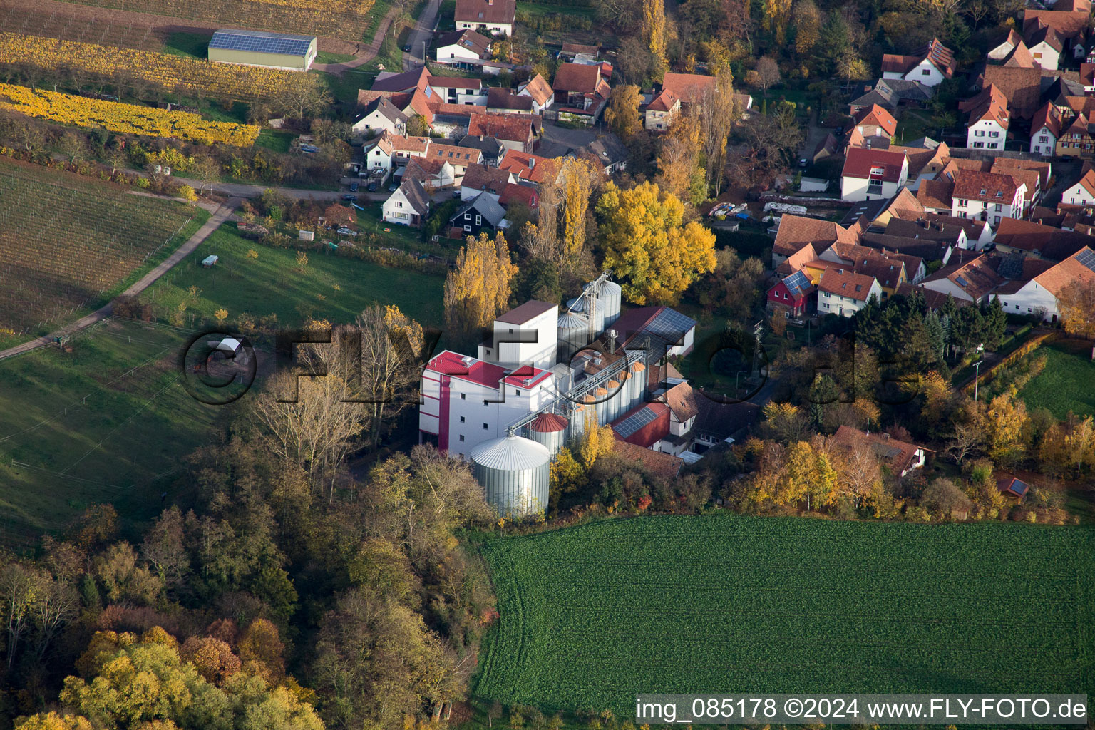 Vue aérienne de Bischoff-Mühl à le quartier Appenhofen in Billigheim-Ingenheim dans le département Rhénanie-Palatinat, Allemagne