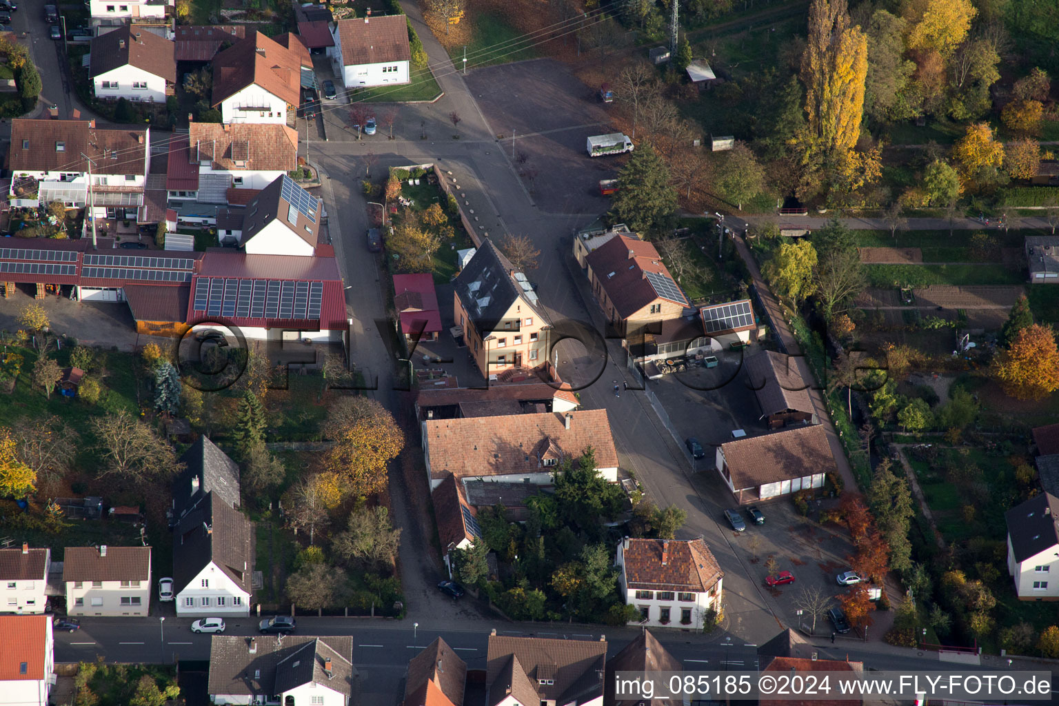 Quartier Ingenheim in Billigheim-Ingenheim dans le département Rhénanie-Palatinat, Allemagne du point de vue du drone