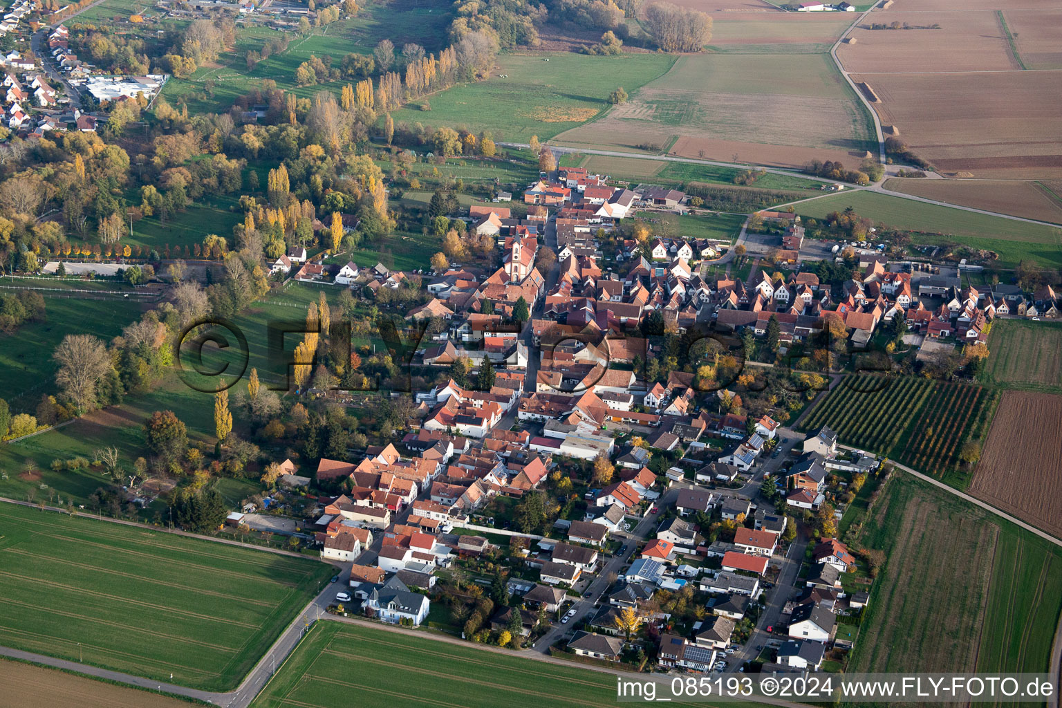 Vue aérienne de Vue des rues et des maisons des quartiers résidentiels à le quartier Mühlhofen in Billigheim-Ingenheim dans le département Rhénanie-Palatinat, Allemagne