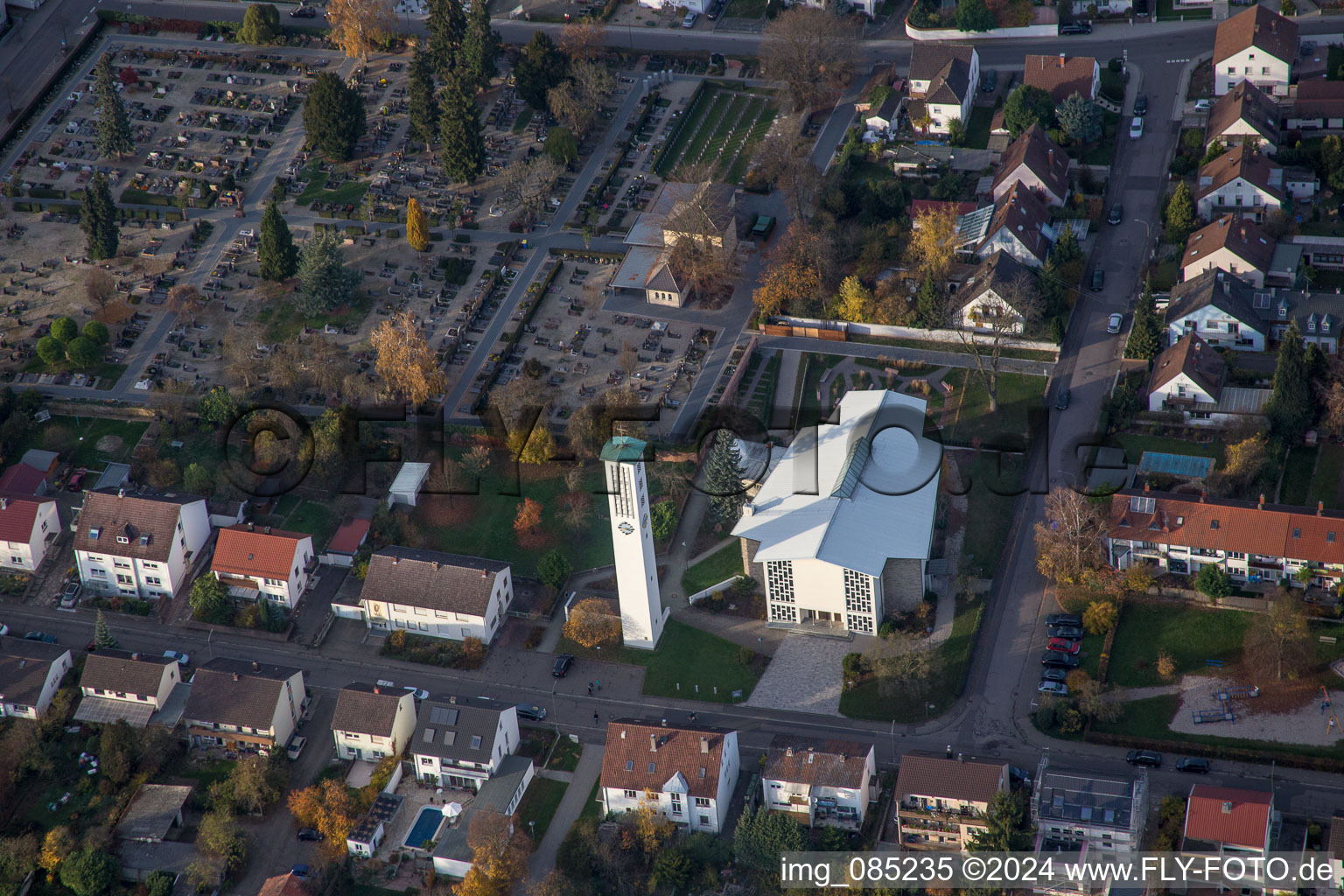 Vue aérienne de Clocher de l'église et toit de la tour de la communauté catholique à Kandel dans le département Rhénanie-Palatinat, Allemagne