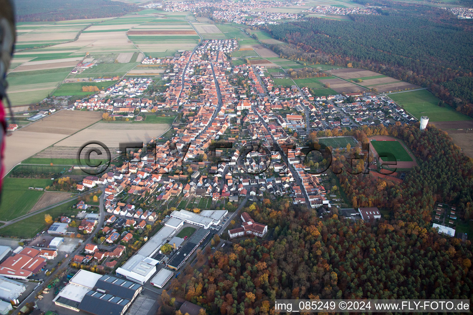 Vue aérienne de Hatzenbühl dans le département Rhénanie-Palatinat, Allemagne