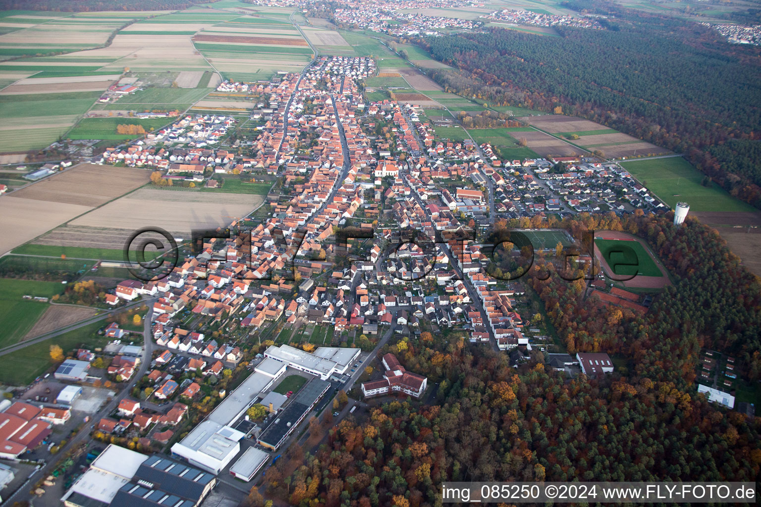 Vue aérienne de Champs agricoles et surfaces utilisables à Hatzenbühl dans le département Rhénanie-Palatinat, Allemagne