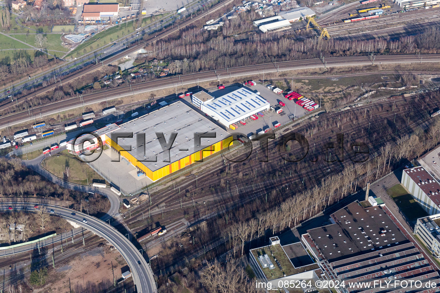 Vue aérienne de Entrepôts et bâtiments d'expédition d'Emons Spedition GmbH et centre logistique DM à la gare de fret à le quartier Oststadt in Karlsruhe dans le département Bade-Wurtemberg, Allemagne