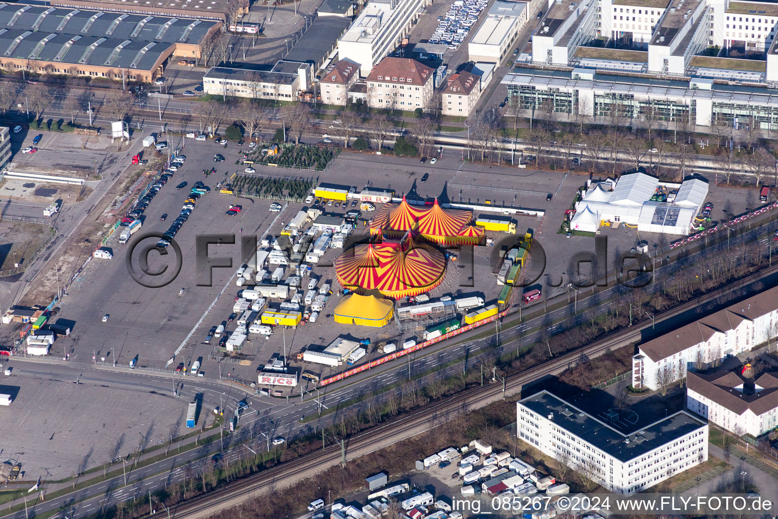 Vue aérienne de Dômes de chapiteaux du cirque Rico sur le site de mesure à le quartier Oststadt in Karlsruhe dans le département Bade-Wurtemberg, Allemagne