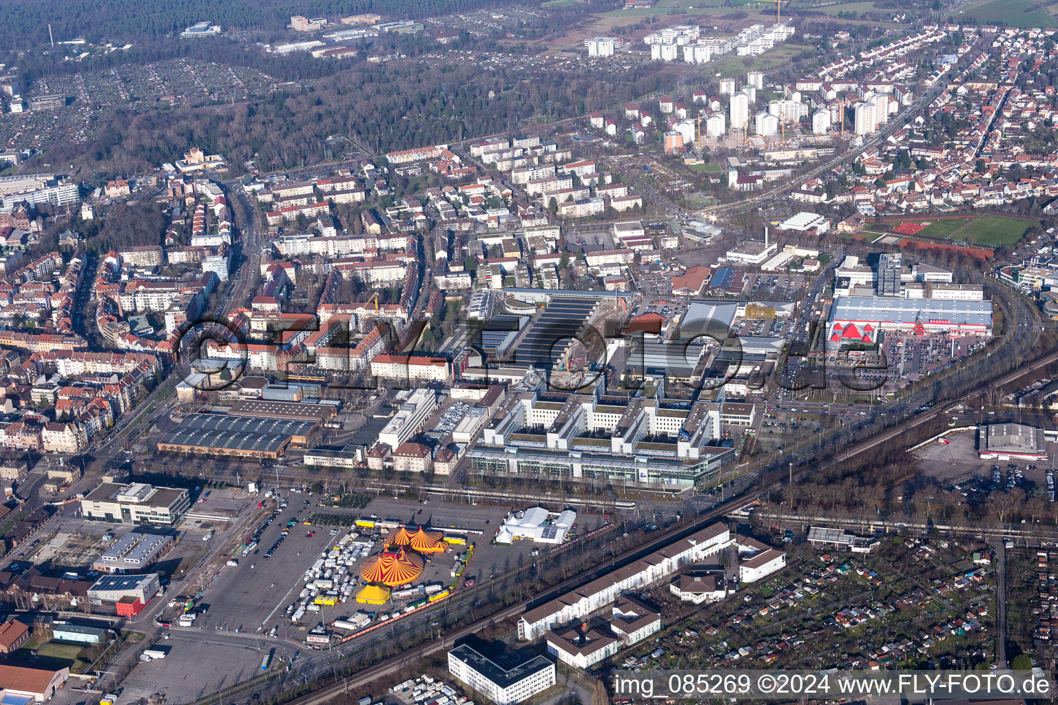 Vue aérienne de Dômes de chapiteaux du cirque Rico sur le site de mesure à le quartier Oststadt in Karlsruhe dans le département Bade-Wurtemberg, Allemagne