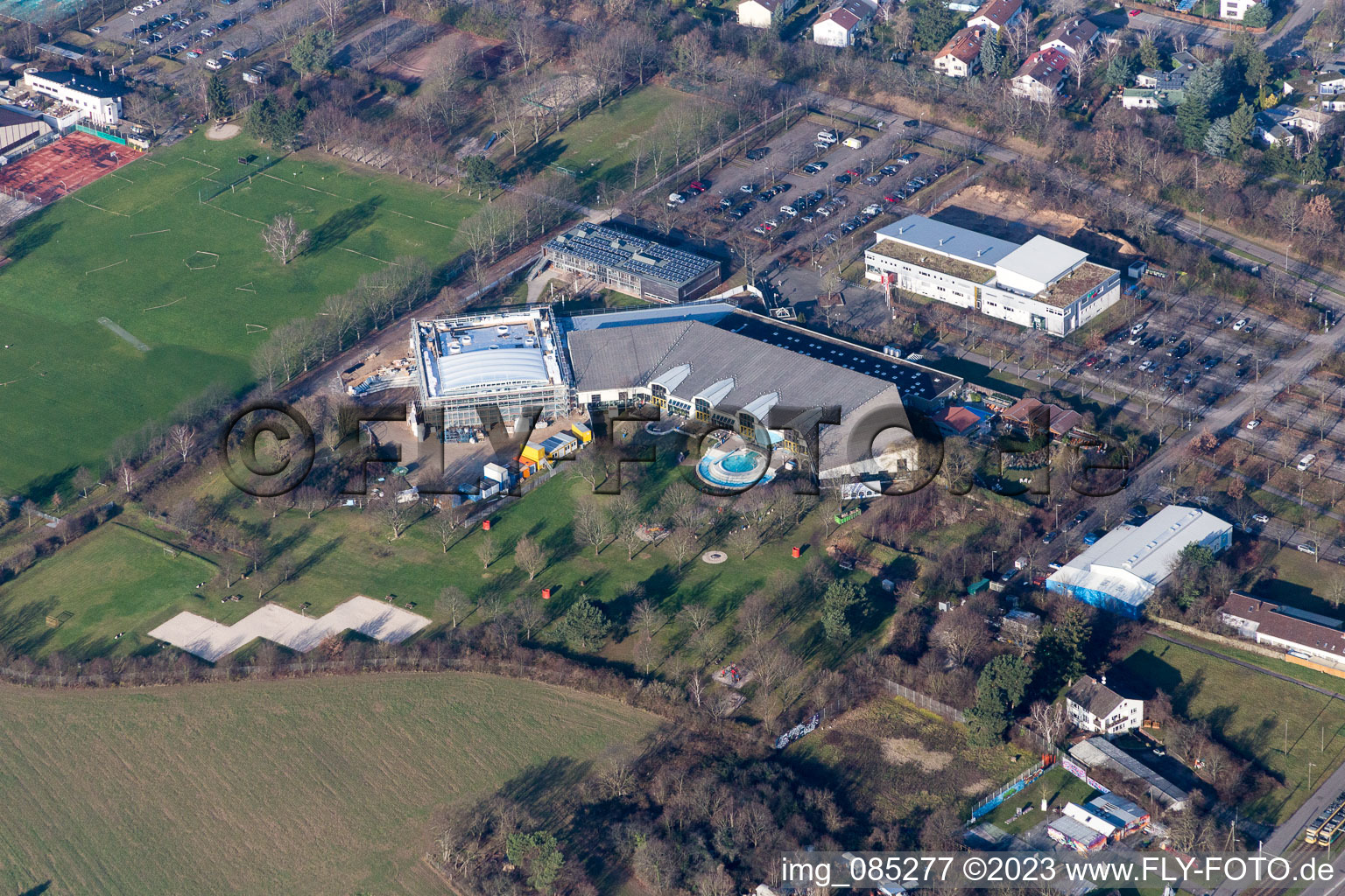 Vue aérienne de Waldstadt, école Waldorf à le quartier Hagsfeld in Karlsruhe dans le département Bade-Wurtemberg, Allemagne