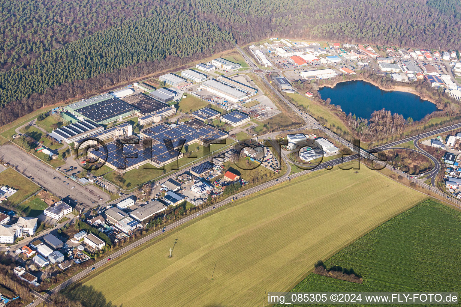 Vue aérienne de Zone industrielle et commerciale avec IWK Verpackungstechnik GmbH à le quartier Blankenloch in Stutensee dans le département Bade-Wurtemberg, Allemagne