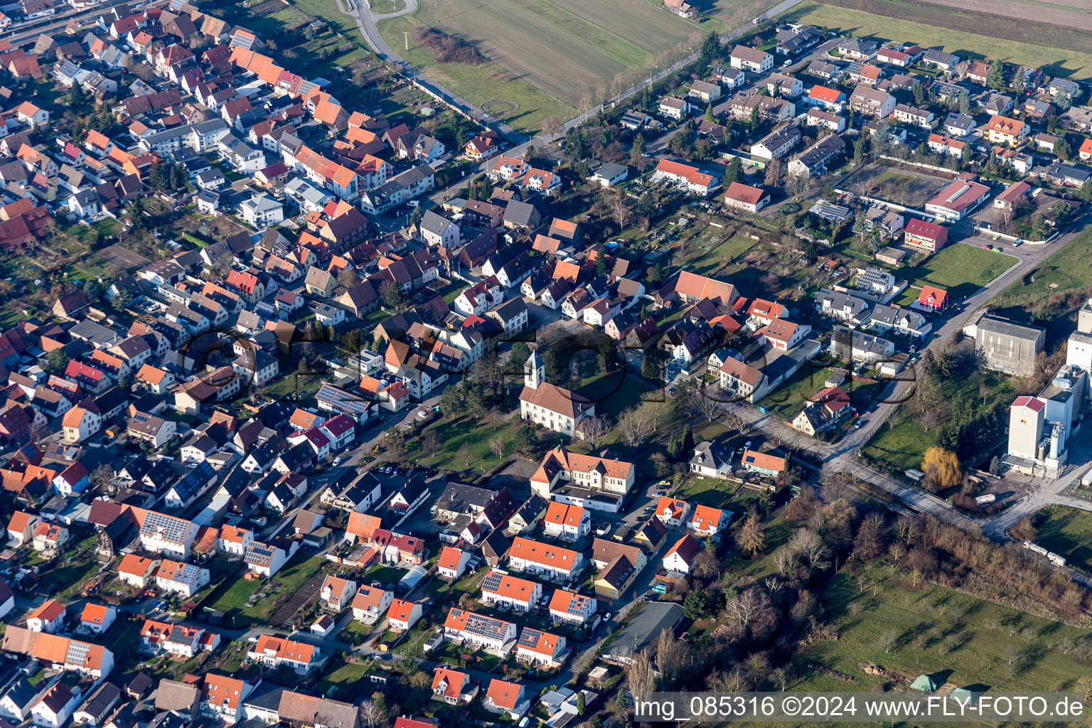 Vue aérienne de Vue des rues et des maisons des quartiers résidentiels à le quartier Spöck in Stutensee dans le département Bade-Wurtemberg, Allemagne