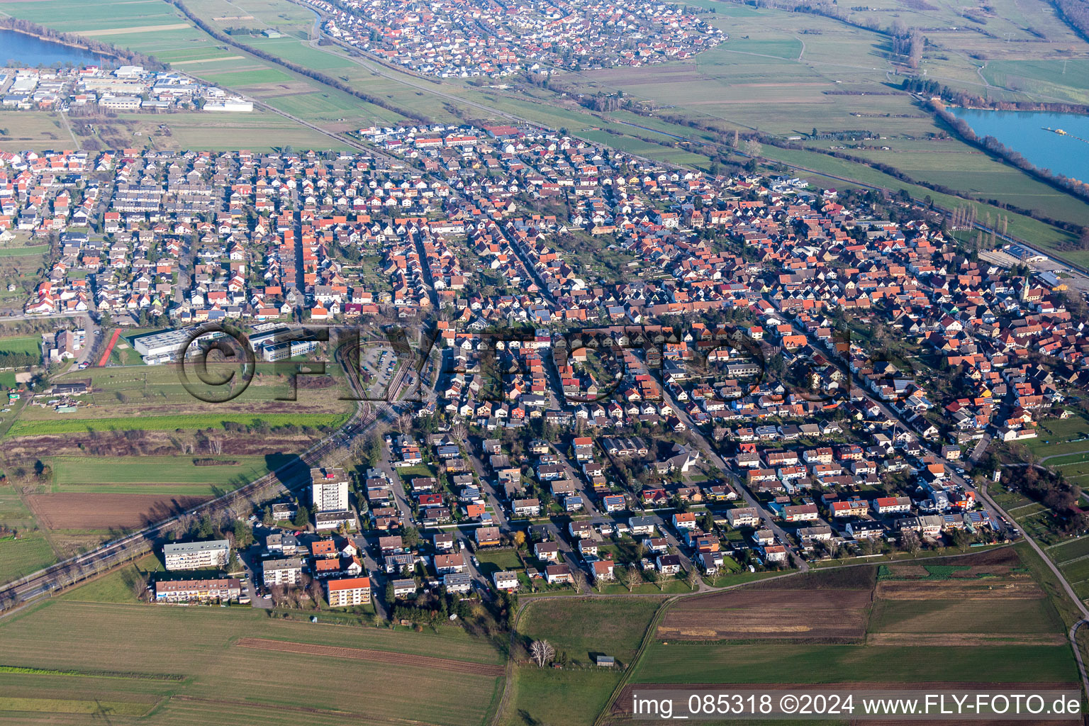 Vue aérienne de Vue des rues et des maisons des quartiers résidentiels à le quartier Spöck in Stutensee dans le département Bade-Wurtemberg, Allemagne