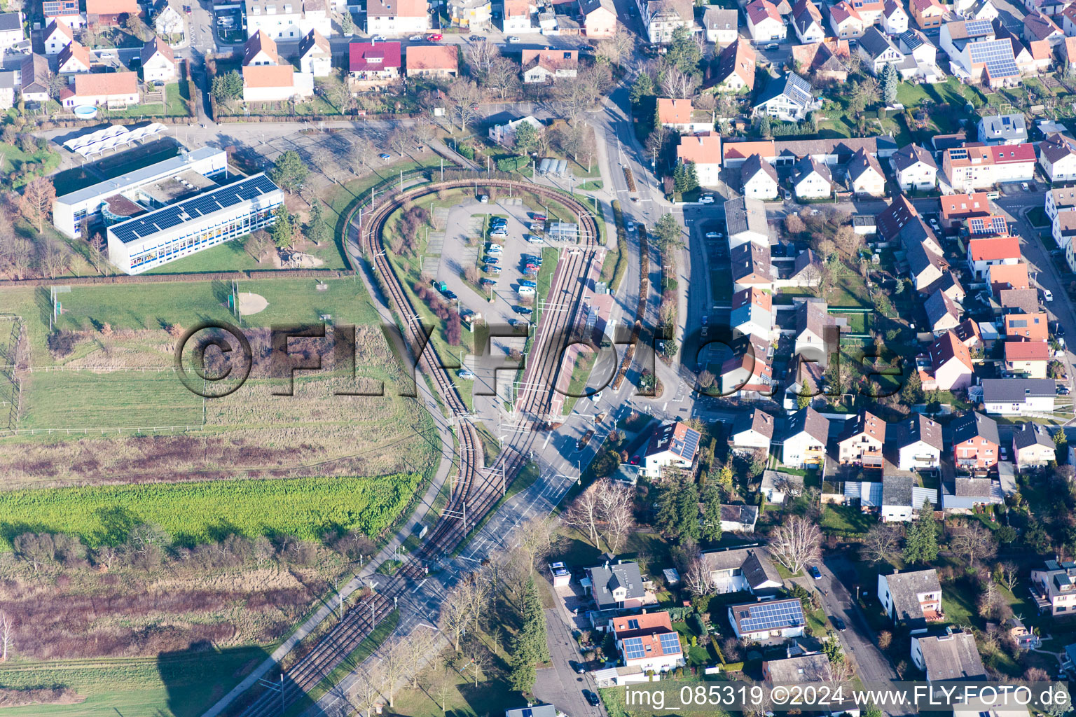 Vue aérienne de Parking Park and Ride au terminus S-Bahn Spöck Richard-Hecht-Schule à le quartier Spöck in Stutensee dans le département Bade-Wurtemberg, Allemagne