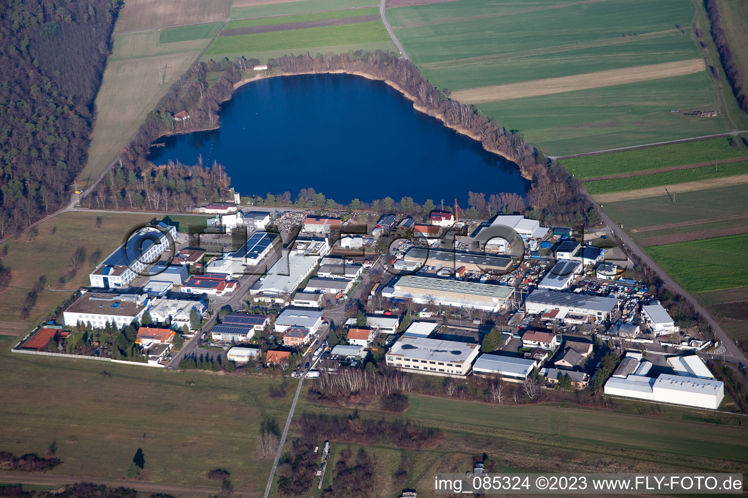 Vue aérienne de Route industrielle au lac de carrière Spöck à le quartier Spöck in Stutensee dans le département Bade-Wurtemberg, Allemagne