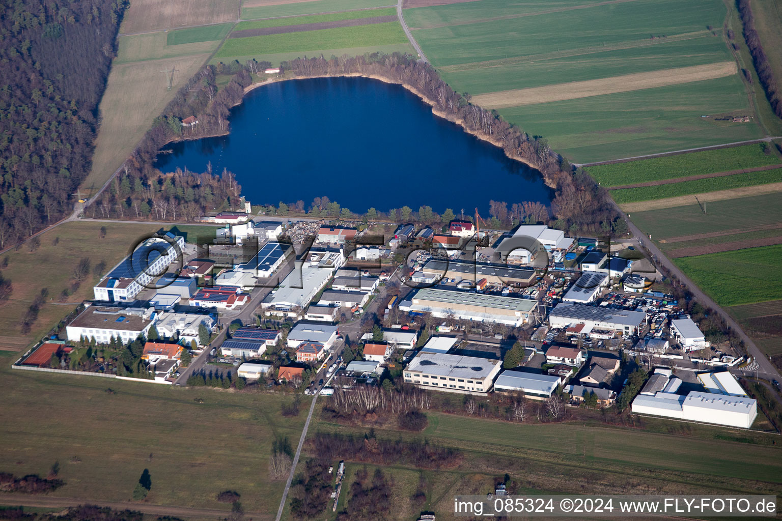 Vue aérienne de Route industrielle à l'étang de la carrière Spöck à le quartier Spöck in Stutensee dans le département Bade-Wurtemberg, Allemagne