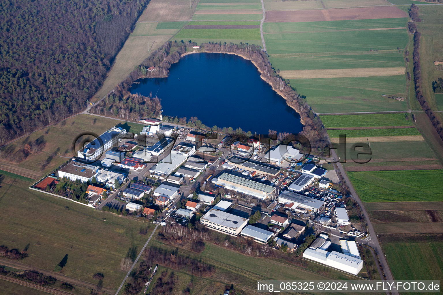 Vue aérienne de Route industrielle à l'étang de la carrière Spöck à le quartier Spöck in Stutensee dans le département Bade-Wurtemberg, Allemagne