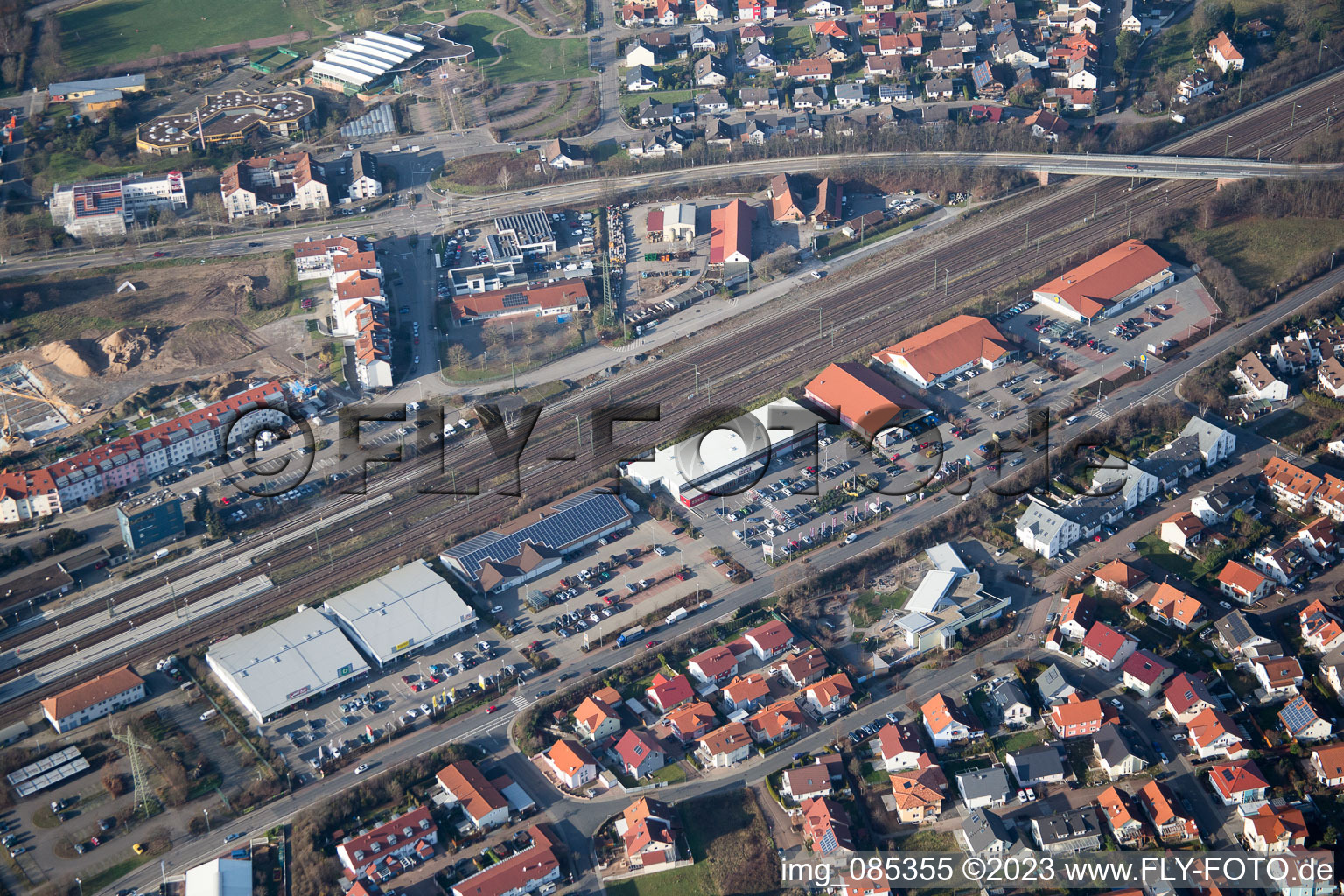 Vue aérienne de Marchés commerciaux sur Heidelbergerstr à le quartier Graben in Graben-Neudorf dans le département Bade-Wurtemberg, Allemagne