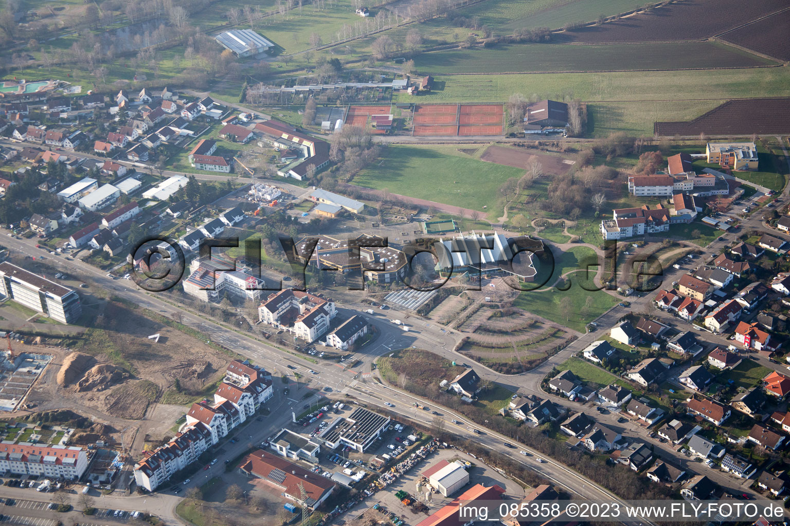 Vue aérienne de Salle Pestalozzi à le quartier Graben in Graben-Neudorf dans le département Bade-Wurtemberg, Allemagne