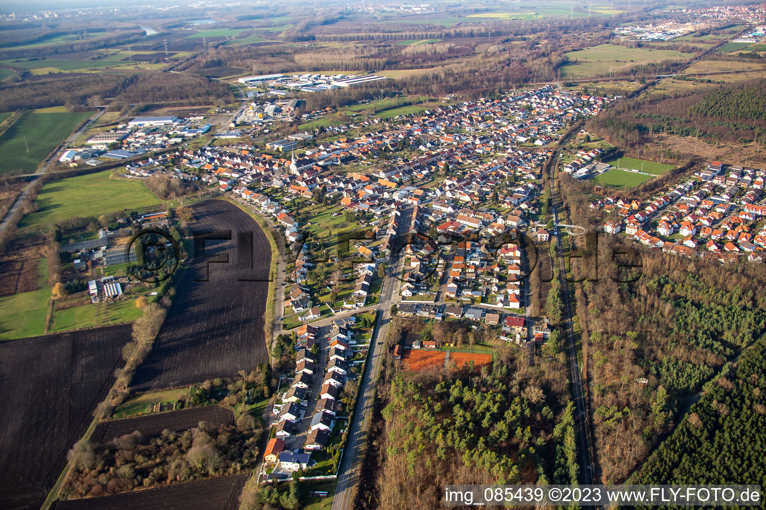 Vue aérienne de Du sud-ouest à le quartier Huttenheim in Philippsburg dans le département Bade-Wurtemberg, Allemagne